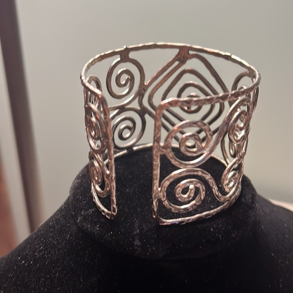Br24. Silver colored cuff bracelet. - Picture 3 of 5